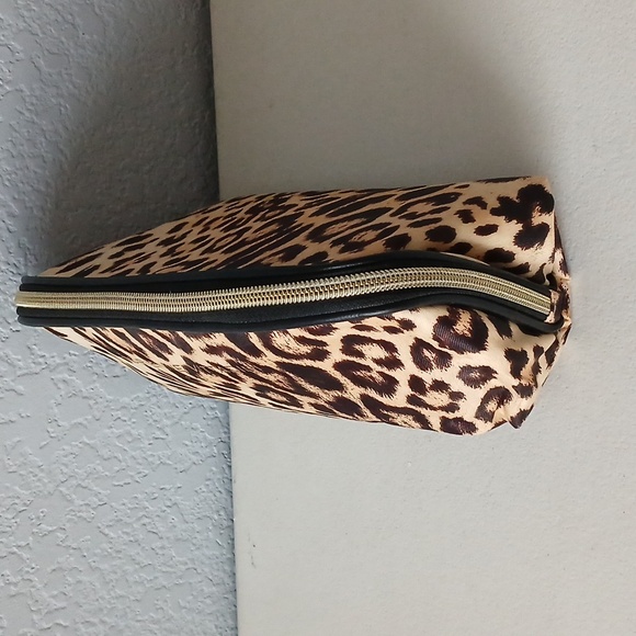 Adrienne Vittadini Makeup Bag 🆕️ Leopard Makeup Bag Leopard Pouch New with Tags - Picture 4 of 10